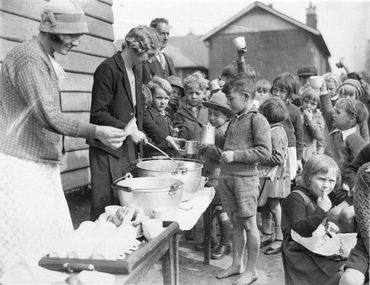 Des écoliers font la queue lors d'une distribution de soupe gratuite à Sydney, 2 août 1934 Des écoliers font la queue lors d'une distribution de soupe gratuite à Sydney, 2 août 1934