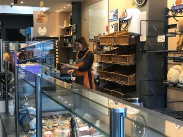 A la boulangerie, on croise les doigts! A la boulangerie, on croise les doigts!