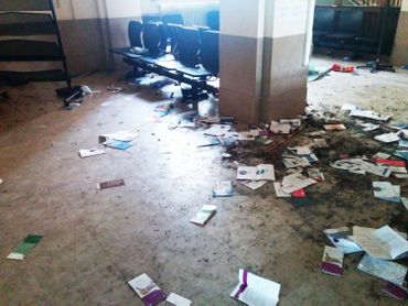 L'intérieur du ministère de la Justice après le passage des manifestants en colère. L'intérieur du ministère de la Justice après le passage des manifestants en colère.