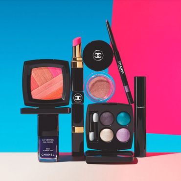 La Création Exclusive "Sunkiss Ribbon", la palette "Les 4 Ombres" en "Tissé Beverly Hills", ou encore "Le Vernis" en "Sunrise Trip" sont les hit de la saison ensoleillée de Chanel. La Création Exclusive "Sunkiss Ribbon", la palette "Les 4 Ombres" en "Tissé Beverly Hills", ou encore "Le Vernis" en "Sunrise Trip" sont les hit de la saison ensoleillée de Chanel.