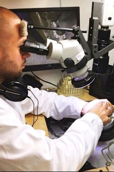 Le microserti, sertissage de haute précision au microscope Le microserti, sertissage de haute précision au microscope