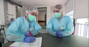 La logopède et la diététicienne parlent régulièrement ensemble des patients. La logopède et la diététicienne parlent régulièrement ensemble des patients.