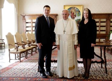 Karin Ratas, l'épouse du premier ministre estonien Juri Ratas (ici en visite chez le pape François). Karin Ratas, l'épouse du premier ministre estonien Juri Ratas (ici en visite chez le pape François).