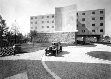 Marius Gravot (travaille avec l’architecte de 1930 à 1933) Le Corbusier et Pierre Jeanneret, Pavillon suisse, Cité internationale universitaire, Paris, 1929-1933 Vue de l’extérieur avec automobile de Le Corbusier Voisin Marius Gravot (travaille avec l’architecte de 1930 à 1933) Le Corbusier et Pierre Jeanneret, Pavillon suisse, Cité internationale universitaire, Paris, 1929-1933 Vue de l’extérieur avec automobile de Le Corbusier Voisin