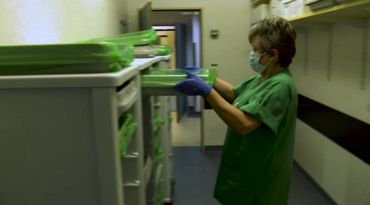 Une fois que le matériel est nettoyé et désinfecté, il est emballé sous film vert, prêt à être utilisé. Une fois que le matériel est nettoyé et désinfecté, il est emballé sous film vert, prêt à être utilisé.