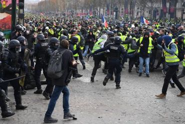 8000 gilets jaunes face à 8000 policiers à Paris. De temps en temps, c'est l'affrontement. 8000 gilets jaunes face à 8000 policiers à Paris. De temps en temps, c'est l'affrontement.