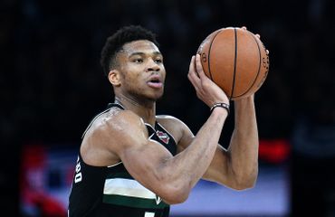 Giannis Antetokounmpo, MVP en titre et candidat à sa propre succession. Giannis Antetokounmpo, MVP en titre et candidat à sa propre succession.