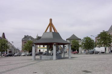 Place d'Armes et son édicule rappelant le puits Place d'Armes et son édicule rappelant le puits