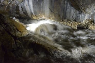 Le débit de l'eau est très rapide Le débit de l'eau est très rapide