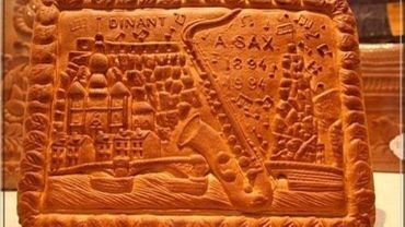 La Couque de Dinant est un biscuit composé d'un subtil mélange de farine de froment, de miel pur et de sucre. La cuisson, à très haute température, permet d'atteindre la caramélisation du miel rapidement. En refroidissant, la couque durcit, comme un caramel. La Couque de Dinant est un biscuit composé d'un subtil mélange de farine de froment, de miel pur et de sucre. La cuisson, à très haute température, permet d'atteindre la caramélisation du miel rapidement. En refroidissant, la couque durcit, comme un caramel.