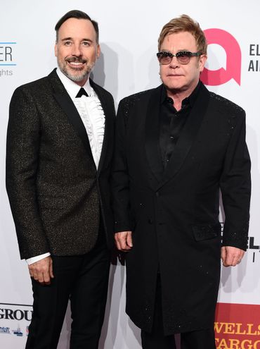 Elton John et son mari David Furnish produiront une série musicale et historique pour HBO Elton John et son mari David Furnish produiront une série musicale et historique pour HBO