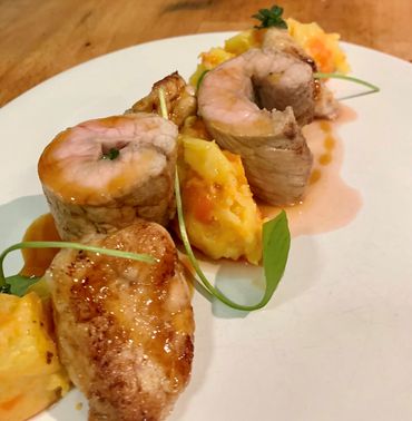Duo de veau, filet basse température et ris de veau poêlés, sauce aigre-douce à l'orange, stoemp carottes et thym Duo de veau, filet basse température et ris de veau poêlés, sauce aigre-douce à l'orange, stoemp carottes et thym