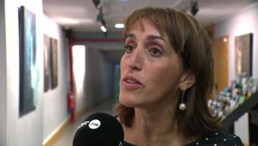 Faouzia Hariche, l'échevine de l'Enseignement de la Ville de Bruxelles, au micro de la RTBF Faouzia Hariche, l'échevine de l'Enseignement de la Ville de Bruxelles, au micro de la RTBF