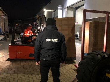 Du jamais vu: 126 millions de cigarettes de contrefaçon saisies près d'Anvers Du jamais vu: 126 millions de cigarettes de contrefaçon saisies près d'Anvers
