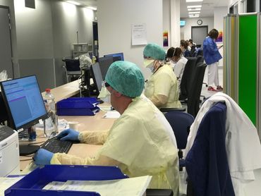 Christian Tarta Radu, médecin urgentiste au CHC de Liège, remplit des tâches administratives après avoir ausculté un patient. Christian Tarta Radu, médecin urgentiste au CHC de Liège, remplit des tâches administratives après avoir ausculté un patient.