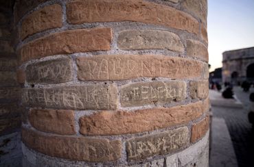 Ces dégradations posent donc un problème supplémentaire aux pouvoirs publics italiens qui, depuis plusieurs années, peinent à entretenir l'énorme patrimoine du pays. Ces dégradations posent donc un problème supplémentaire aux pouvoirs publics italiens qui, depuis plusieurs années, peinent à entretenir l'énorme patrimoine du pays.