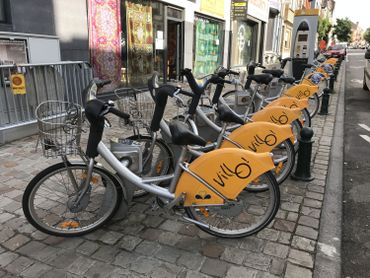 Villo! annonce que des vélos électriques seront bientôt disponibles pour un prix de 4,15 euros par mois. Villo! annonce que des vélos électriques seront bientôt disponibles pour un prix de 4,15 euros par mois.
