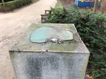 Il ne reste plus que le socle, le buste a disparu. Il ne reste plus que le socle, le buste a disparu.