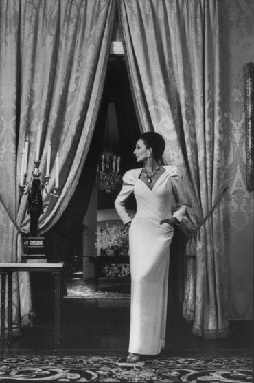 Jacqueline de Ribes dans une de ses créations, 1985 Jacqueline de Ribes dans une de ses créations, 1985