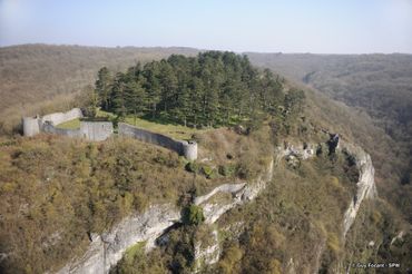 Poilvache est le plus vaste ensemble fortifié du Moyen-Âge conservé de la vallée de la Meuse. Poilvache est le plus vaste ensemble fortifié du Moyen-Âge conservé de la vallée de la Meuse.