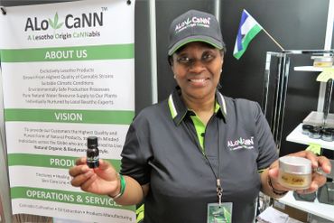 Matiti Trish Kabi vend des remèdes médicinaux à base de cannabis produits au Lesotho.