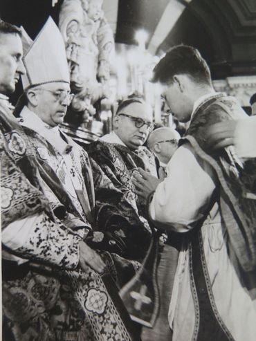 Gaëtan en 1962, lors de son ordination, bien avant sa rencontre avec Sophie. Gaëtan en 1962, lors de son ordination, bien avant sa rencontre avec Sophie.