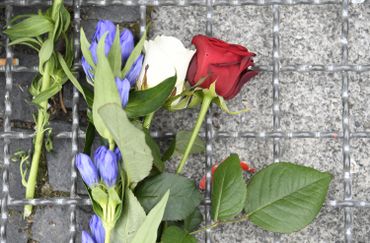 Des fleurs déposées le vendredi 15 juillet devant l'ambassade française à Berlin. Des fleurs déposées le vendredi 15 juillet devant l'ambassade française à Berlin.
