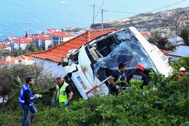 Vingt-huit morts dans l'accident d'un bus touristique à Madère, des allemands parmi les victimes Vingt-huit morts dans l'accident d'un bus touristique à Madère, des allemands parmi les victimes