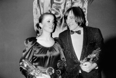 1981 : Catherine Deneuve et Gérard Depardieu posent ensemble après avoir reçu chacun un César 1981 : Catherine Deneuve et Gérard Depardieu posent ensemble après avoir reçu chacun un César