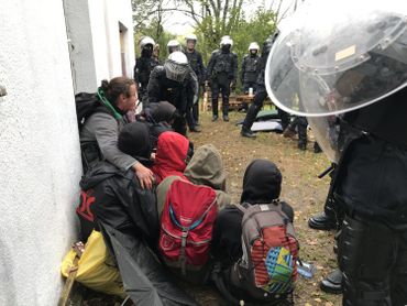 LLN : Expulsion musclée pour les squatteurs de la petite maison du lac LLN : Expulsion musclée pour les squatteurs de la petite maison du lac