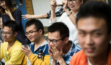 Des étudiants chinois rient au cours de drague du professeur Xie Shu de l'Université de Tianjin, le 29 avril 2016 Des étudiants chinois rient au cours de drague du professeur Xie Shu de l'Université de Tianjin, le 29 avril 2016