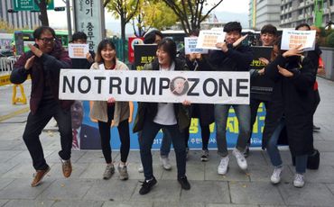 De jeunes Coréens du Sud manifestent contre la visite du président Donald Trump près de l'ambassade des Etats-Unis à Séoul le 7 novembre 2017. De jeunes Coréens du Sud manifestent contre la visite du président Donald Trump près de l'ambassade des Etats-Unis à Séoul le 7 novembre 2017.