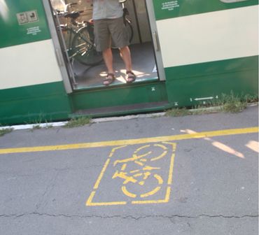 Comme au Japon, en Hongrie, les endroits où embarquer son vélo sont clairement indiqués sur les quais. Comme au Japon, en Hongrie, les endroits où embarquer son vélo sont clairement indiqués sur les quais.