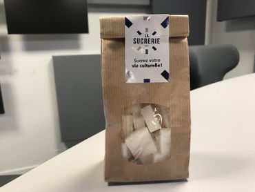 Le petit cadeau pour "sucrer sa vie culturelle" qui sera offert à l'inauguration, en référence au passé industriel du site où le hall a été construit. Le petit cadeau pour "sucrer sa vie culturelle" qui sera offert à l'inauguration, en référence au passé industriel du site où le hall a été construit.