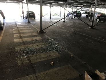 De nombreux bris de verre jonchent le sol du parking De nombreux bris de verre jonchent le sol du parking