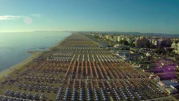 La plage de Riccione qui accueille 800.000 touristes chaque été La plage de Riccione qui accueille 800.000 touristes chaque été