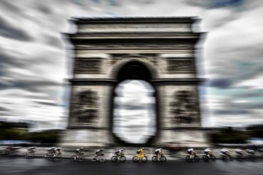 À défaut de Maillot jaune, les Champs-Elysées et l'Arc de Triomphe devront se contenter de Gilets jaunes cette année. À défaut de Maillot jaune, les Champs-Elysées et l'Arc de Triomphe devront se contenter de Gilets jaunes cette année.