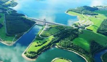 Avec 66 km de berges, plus que la côte belge, les Lacs de l’Eau d’Heure sont devenus une des destinations qui attirent le plus de touristes en Wallonie. Avec 66 km de berges, plus que la côte belge, les Lacs de l’Eau d’Heure sont devenus une des destinations qui attirent le plus de touristes en Wallonie.
