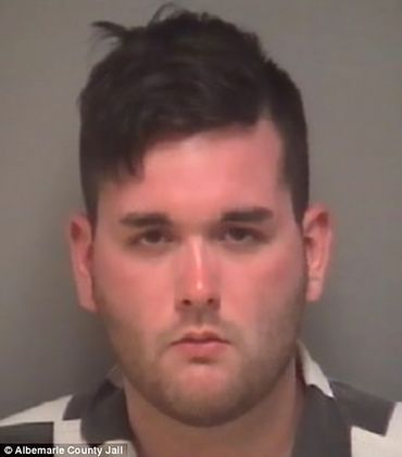 Une voiture fonce dans une manifestation anti-droite radicale aux USA: un mort et 19 blessés Une voiture fonce dans une manifestation anti-droite radicale aux USA: un mort et 19 blessés