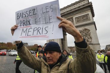 Les gilets jaunes dénoncent le mépris d'une classe dirigeante qui ne les comprend plus. Les gilets jaunes dénoncent le mépris d'une classe dirigeante qui ne les comprend plus.