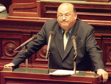 Alors Premier ministre, Jean-Luc Dehaene (CD&V) s'adresse à la Chambre le 23 avril 1998. Alors Premier ministre, Jean-Luc Dehaene (CD&V) s'adresse à la Chambre le 23 avril 1998.