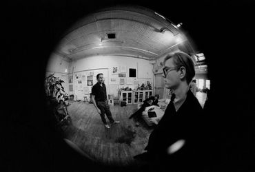 Andy Warhol et l'artiste Robert Rauschenberg dans le studio de Rauchenberg, New York, hiver 1964-65 Andy Warhol et l'artiste Robert Rauschenberg dans le studio de Rauchenberg, New York, hiver 1964-65