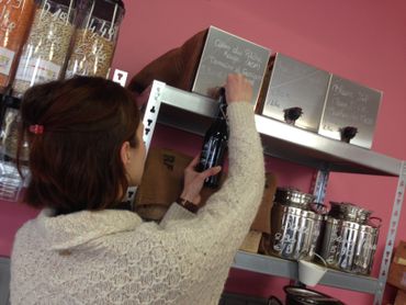 Le vin et l'huile sont vendus dans des bouteilles consignées Le vin et l'huile sont vendus dans des bouteilles consignées