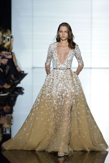 Le col V plongeant de Zuhair Murad, l'une des grandes tendances vue cette saison à Paris. Le col V plongeant de Zuhair Murad, l'une des grandes tendances vue cette saison à Paris.
