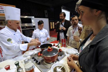 Certains musulmans regrettent l’absence (ou la rareté) de restaurants gastronomiques halal. Certains musulmans regrettent l’absence (ou la rareté) de restaurants gastronomiques halal.