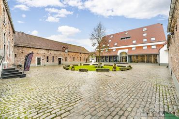 Cet hôtel au design contemporain est implanté au sein de la cour historique de la ferme de Glabjoux au Golf de L’Empereur. Cet hôtel au design contemporain est implanté au sein de la cour historique de la ferme de Glabjoux au Golf de L’Empereur.