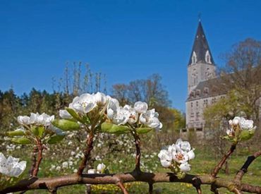 A quelques pas de l’Abbaye de Maredsous, se dresse une seconde abbaye de style néo-gothique, plus discrète, édifiée à l’intention des bénédictines à Maredret (Province de Namur). - A quelques pas de l’Abbaye de Maredsous, se dresse une seconde abbaye de style néo-gothique, plus discrète, édifiée à l’intention des bénédictines à Maredret (Province de Namur). -