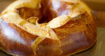 La Pogne de Romans, une incroyable brioche aux œufs, aromatisée à la fleur d’oranger ou au rhum. La Pogne de Romans, une incroyable brioche aux œufs, aromatisée à la fleur d’oranger ou au rhum.
