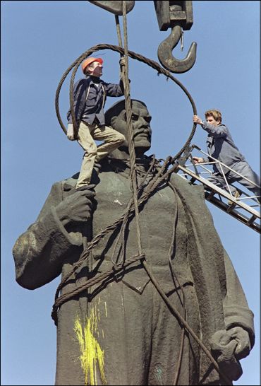 Démontage de la statue de Lénine à Bucarest en 1990 Démontage de la statue de Lénine à Bucarest en 1990