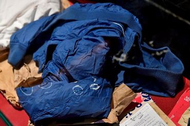 Veste bleue du tireur, dans l'armoire des pièces à convictions Veste bleue du tireur, dans l'armoire des pièces à convictions